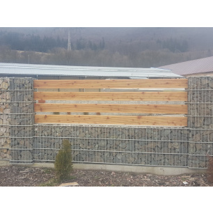 Gabionový plot - v. 1 m, d. 2,5 m, š. 20-40 cm, oko 5x20 cm, sloupek 2x1,4 m + komponenty