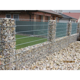 Gabionový plot - v. 1,6 m, d. 2,5 m, š. 20-40 cm, oko 5x20cm, sloupek 2x2 m + komponenty