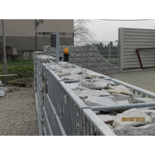 Gabionový plot - v. 1,8 m, d. 2,5 m, š. 20-40 cm, oko 5x20cm, sloupek 2x2,2 m + komponenty