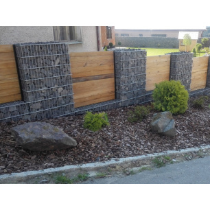 Gabionový plot - v. 2 m, d. 2,5 m, š. 20-40 cm, oko 5x20cm, sloupek 2x2,4 m + komponenty