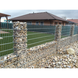 Gabionový plot - v. 2,4 m, d. 2 m, š. 20-40 cm, oko 5x20cm, sloupek 2x2,8 m + komponenty